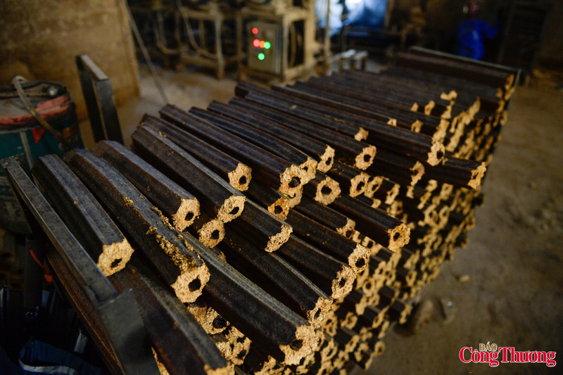 Ngoài khả năng cháy tốt, nhiệt lượng cao, ít khói bụi, ít khí thải độc hại, sản xuất chất đốt từ lõi ngô còn góp phần giải quyết được vấn đề ô nhiễm môi trường. Đây là giải pháp không chỉ tạo ra nguồn chất đốt mới có nhiệt lượng cao thay thế than đá mà còn giải quyết được lượng phế thải lõi ngô.