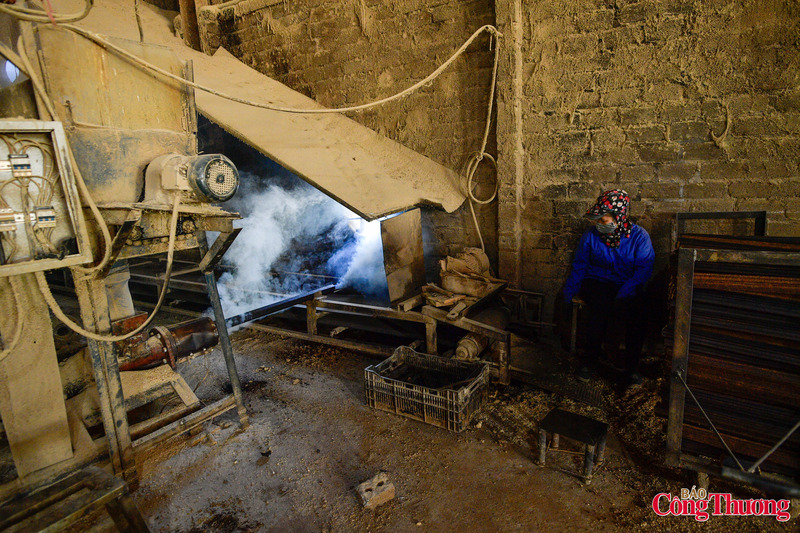 Quá trình đóng bánh và ép sẽ tạo ra một lực lớn, làm cho khối lượng riêng tăng lên, việc trộn thêm các phụ gia sẽ làm tăng độ cháy và làm cháy hoàn toàn, không tạo ra khí thải độc hại.