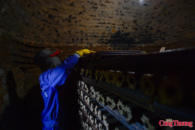 Những thanh củi lõi ngô với đường kính khoảng 5 cm, dài 50 cm.