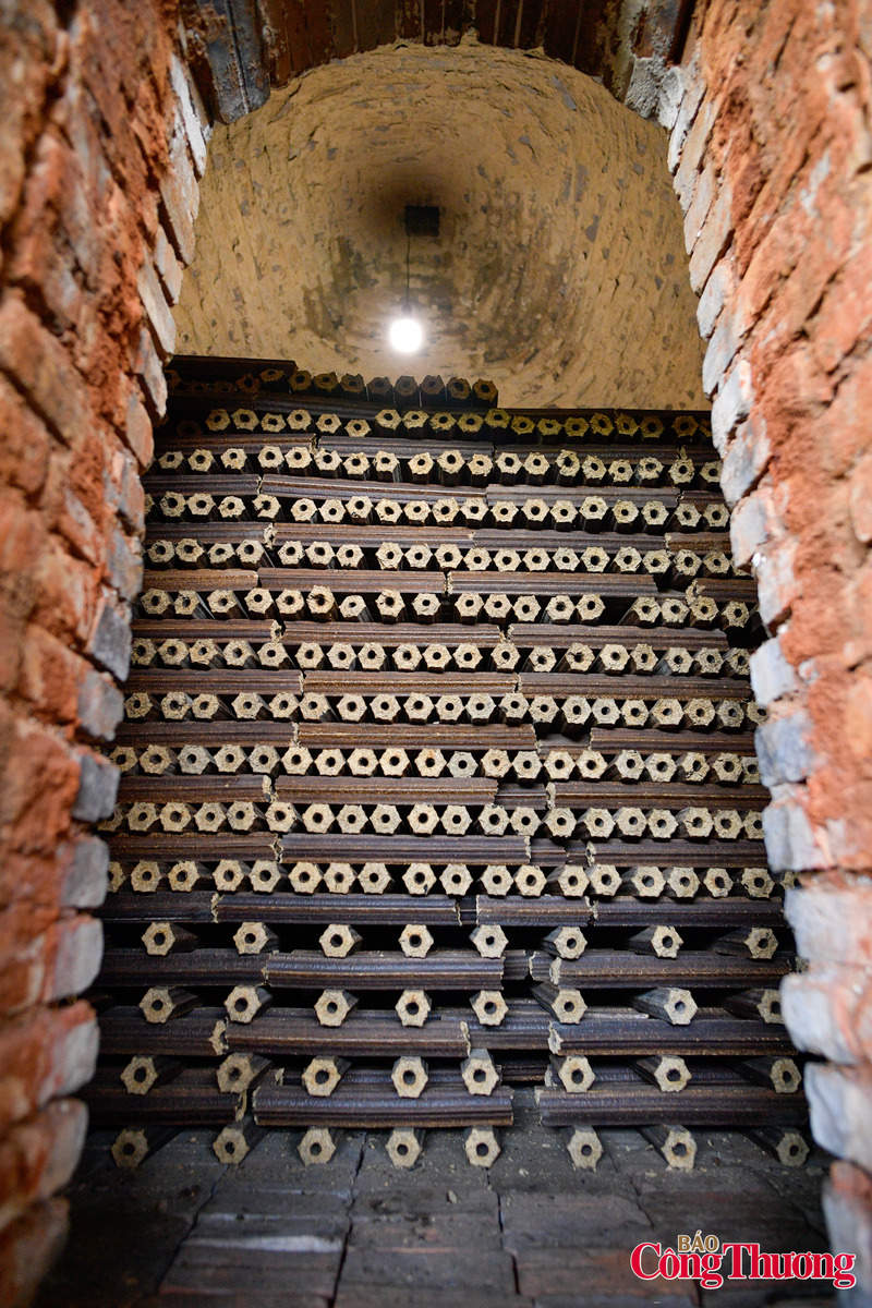 Sau khi ép và cắt thành từng thanh, than lõi ngô được đưa vào lò, nung ở nhiệt độ cao để cho ra thành phẩm đạt chất lượng tốt nhất.