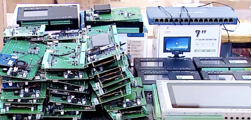 Các thiết bị công an thu giữ trong vụ án. Ảnh: VTV