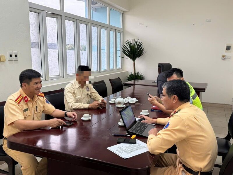 Lực lượng Cảnh sát giao thông làm việc với lái xe và đơn vị thi công vi phạm quy định bảo đảm an toàn giao thông trên cao tốc Nội Bài - Lào Cai. Ảnh: Cục Cảnh sát giao thông