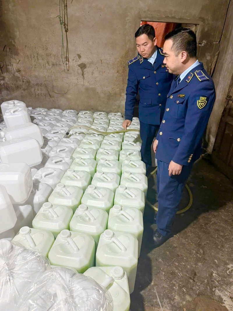 Quản lý thị trường Lào Cai kiểm tra, xử lý nhiều vụ việc liên quan rượu không rõ nguồn gốc. Ảnh: Hải Linh