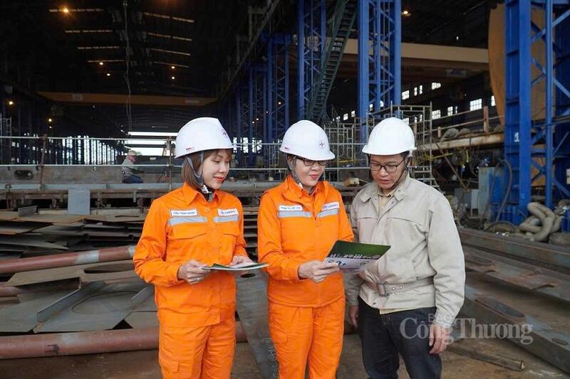 Cán bộ, công nhân viên ngành điện tuyên truyền doanh nghiệp sử dụng điện tiết kiệm. Ảnh: Ngọc Lan