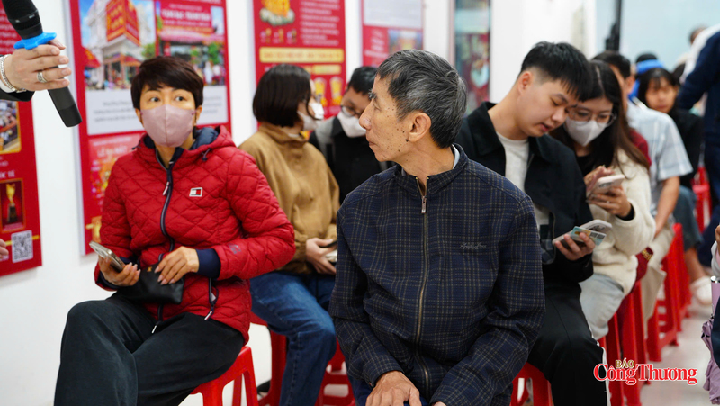 Thay vì xếp hàng mua bạc, người dân có thể giao dịch trên nền tảng ngân hàng số. Ảnh: Thái Mạnh