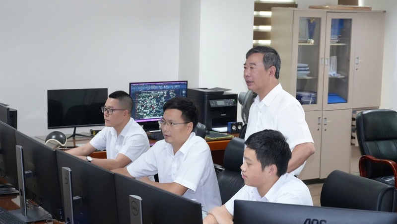 Ông Lê Thanh Bình, Phó Giám đốc Công ty Điện lực Thanh Hóa kiểm tra công tác vận hành điện tại Trung tâm điều khiển xa. Ảnh: Hùng Mạnh