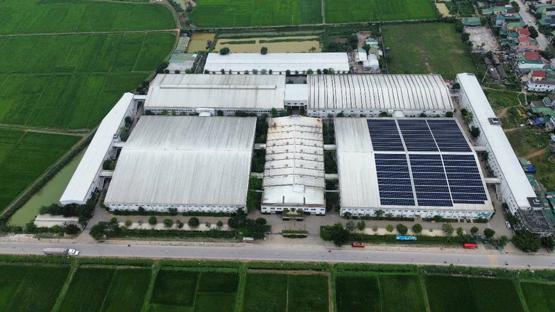 Doanh nghiệp ở Nghệ An lắp đặt điện mặt trời áp mái để chủ động trong sản xuất và tiết kiệm chi phí. Ảnh: Mai Liễu