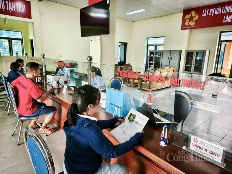 Cán bộ tại Trung tâm phục vụ hành chính công xã Bình Lư giải quyết thủ tục hành chính giải quyết thủ tục lĩnh vực Công Thương cho người dân.