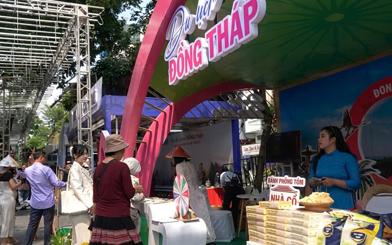 Gian hàng Đồng Tháp thu hút đông đảo khách tham quan trong khuôn khổ ngày hội. Ảnh: Minh Anh