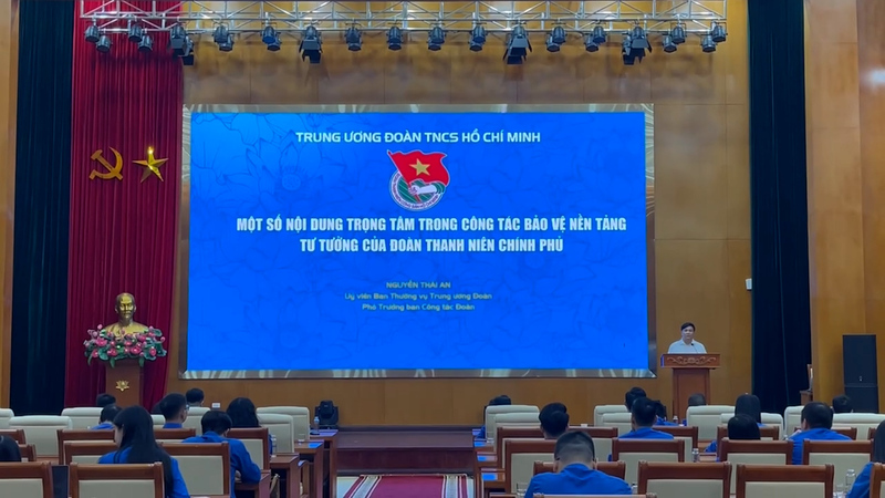 Đồng chí Nguyễn Thái An - Ủy viên Ban Thường vụ Trung ương Đoàn chia sẻ chuyên đề về "Một số nội dung trọng tâm trong công tác bảo vệ nền tảng tư tưởng của Đoàn Thanh niên Chính phủ" gắn với yêu cầu đổi mới mạnh mẽ phương thức Đoàn.