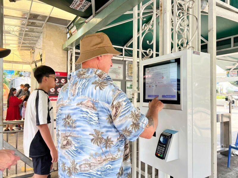 Máy bán vé tự động để khách tham quan có thể chủ động thanh toán tại các điểm du lịch của Việt Nam. Ảnh: Ngọc Tuấn