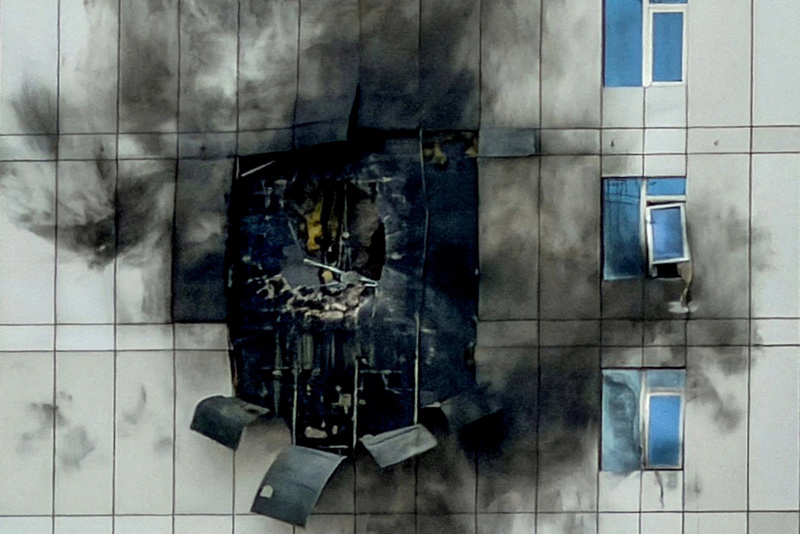 Một tòa nhà tại thủ đô Manama của Bahrain bị máy bay không người lái của Iran tấn công. Ảnh: Reuters