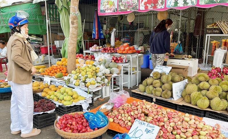 Nhiều loại trái cây nguồn cung dồi dào trong mùa nắng nóng.
