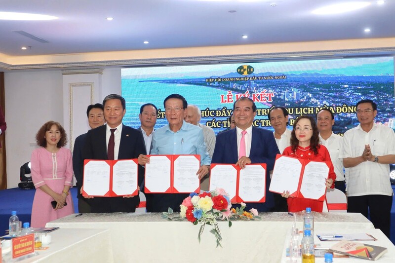 Ký kết biên bản hợp tác giữa Hiệp hội doanh nghiệp đầu tư nước ngoài, Hiệp hội doanh nghiệp Hàn Quốc cùng Hiệp hội du lịch Hà Tĩnh, Hiệp hội Du lịch Nghệ An. Ảnh: Mai Liễu