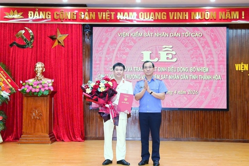 Phó Viện trưởng Thường trực VKSND tối cao Hồ Đức Anh trao Quyết định và tặng hoa chúc mừng tân Viện trưởng VKSND tỉnh Thanh Hóa. Ảnh: Quốc Hương