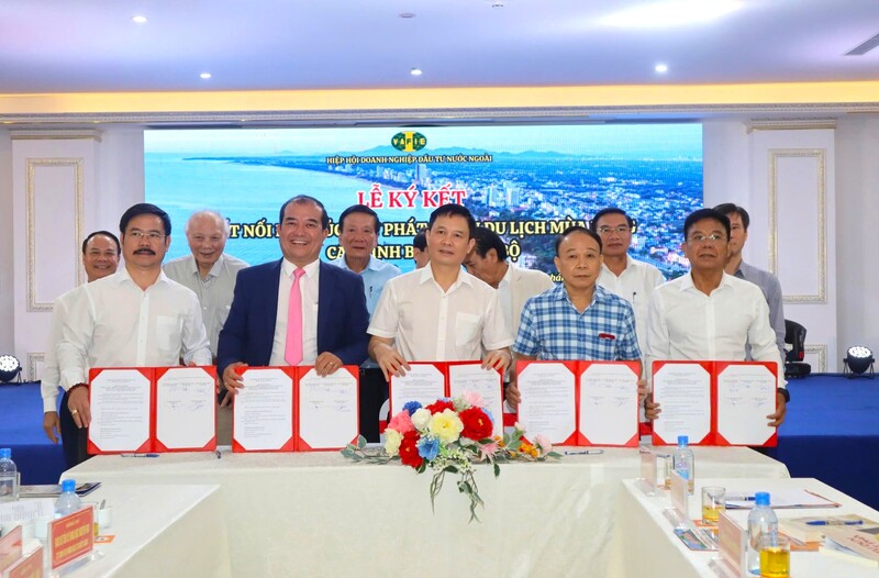 Ký kết Biên bản ghi nhớ hợp tác giữa Công ty vận tải đường sắt Việt Nam và Hiệp hội du lịch các tỉnh: Hưng Yên, Nghệ An, Hà Tĩnh, Quảng Trị nhằm kết nối phat triển du lịch giữa các tỉnh. Ảnh: Mai Liễu