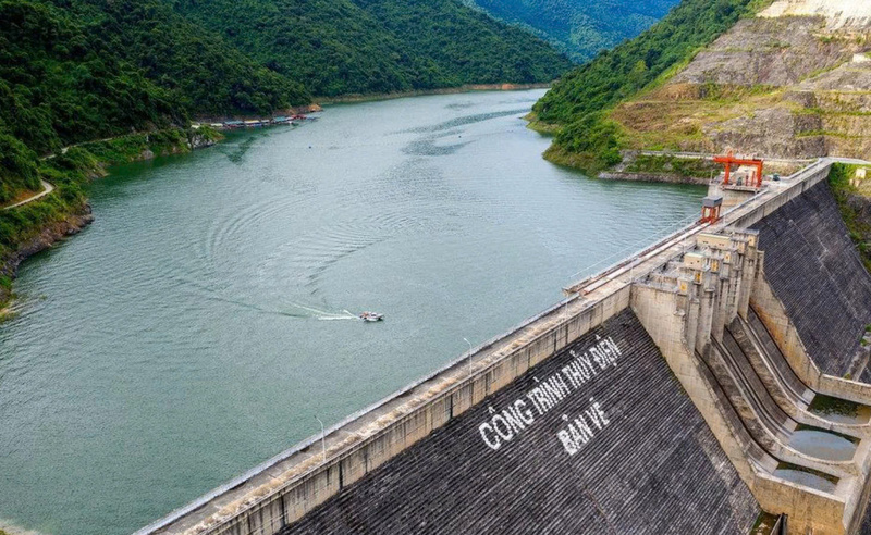 Chính phủ ban hành Nghị quyết 12/2026/NQ-CP, yêu cầu ưu tiên dung tích hữu ích hồ chứa để cắt, giảm lũ, bảo đảm an toàn cho vùng hạ du trong tình huống khẩn cấp. Ảnh minh hoạ