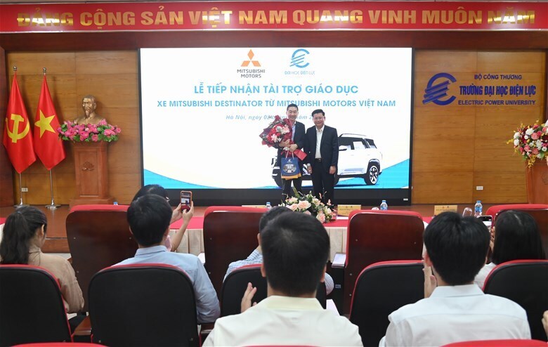 PGS.TS Đinh Văn Châu tặng hoa, cảm ơn Công ty TNHH Mitsubishi Motors Việt Nam quan tâm, đồng hành cùng Nhà trường trong công tác đào tạo.