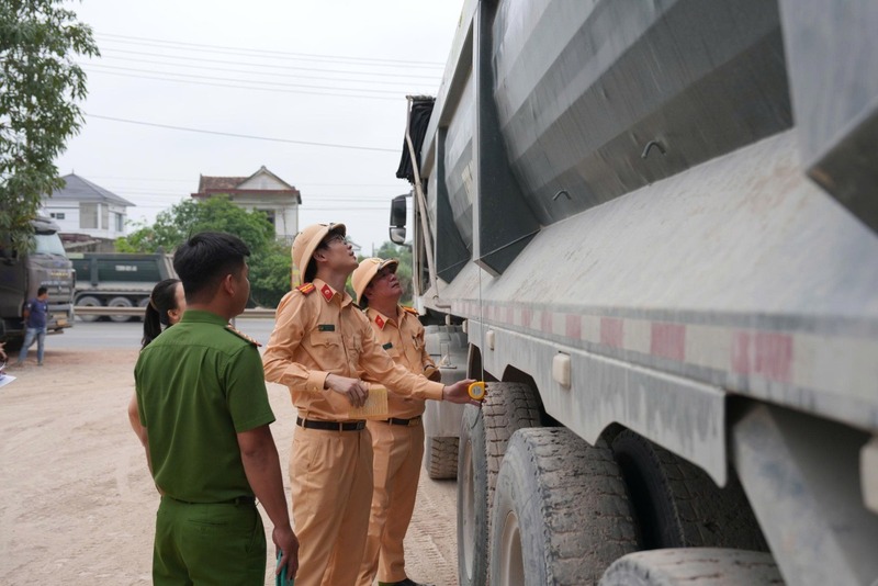 Lực lượng chức năng duy trì chế độ trực 24/24 giờ, sẵn sàng kiểm tra phương tiện cả vào ban đêm khi có nhu cầu.