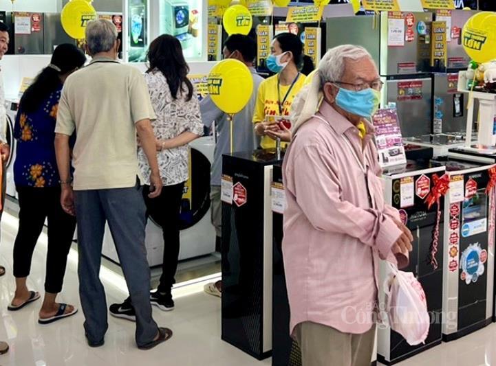 Tại Siêu thị điện máy Chợ Lớn, lượng khách đến mua sắm tăng mạnh.