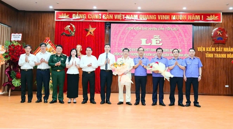 Ông Nguyễn Hồng Phong, Phó Bí thư Thường trực Tỉnh ủy, Chủ tịch HĐND tỉnh; ông Hồ Đức Anh, Phó Viện trưởng Thường trực VKSND tối cao cùng lãnh đạo tỉnh Thanh Hóa tặng hoa chúc mừng tân Viện trưởng Nguyễn Tiến Dũng. Ảnh: Quốc Hương