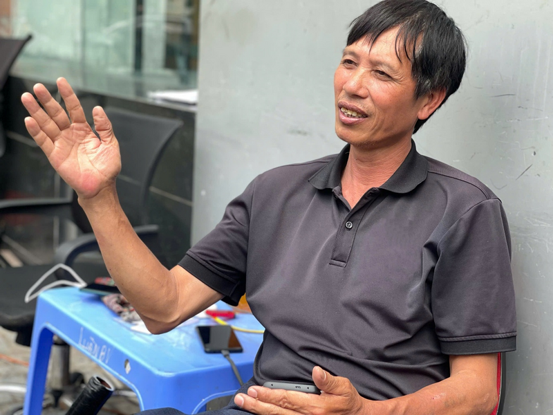 Ông Nguyễn Hữu Luận (59 tuổi, Hà Nội) cho rằng, ý thức tiết kiệm điện là yếu tố quan trọng giúp hoá đơn bớt "nóng". Ảnh: Mai Linh