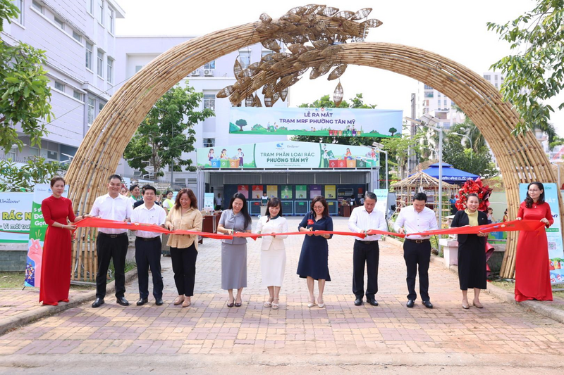 Các đại biểu cắt băng khánh thành Trạm thu hồi vật liệu tái chế