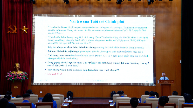 Buổi Tập huấn cũng nhấn mạnh "Vai trò của tuổi trẻ Chính phủ" trong kỷ nguyên mới, với các yêu cầu cụ thể về thực hiện Nghị quyết Đại hội XIV và đóng góp vào mục tiêu phát triển kinh tế đạt 2 con số đến năm 2030.