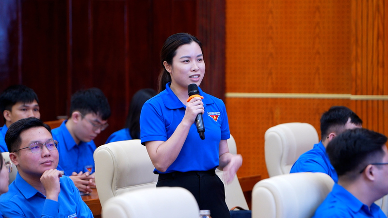 Hội nghị diễn ra sôi nổi với phần thảo luận. Các đại biểu tích cực tương tác, đặt câu hỏi cho diễn giả để tìm kiếm giải pháp áp dụng hiệu quả tại đơn vị mình.