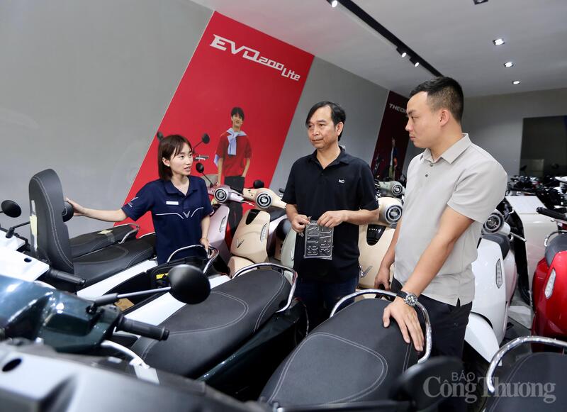 Những chính sách ưu đãi, hướng chuyển đổi xanh và giá cả xăng dầu biến động là những yếu tố quan trọng để người dân có xu hướng chuyển đổi sang xe điện. Ảnh: Ngô Nhung