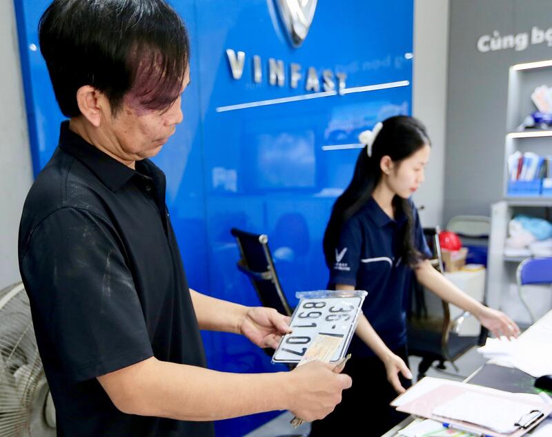 Ông Nguyễn Ngọc Tuấn (phường Hạc Thành) lấy biển số sau 10 ngày mua xe máy điện. Ảnh: Trọng Tùng