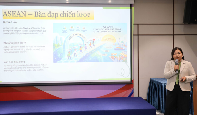 Bà Nguyễn Thị Ngọc Hằng - Giám đốc Marketing Văn phòng chứng nhận Halal Việt Nam (HCA VN), chia sẻ thông tin về thị trường ASEAN, quy trình cấp Chứng nhận Halal tại sự kiện. Ảnh: Minh Khuê.