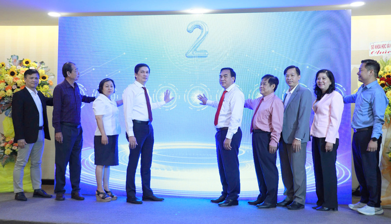 Các đại biểu thực hiện nghi thức phát động Cuộc thi “Khởi nghiệp đổi mới sáng tạo trong lĩnh vực nông nghiệp ứng dụng công nghệ cao năm 2026”. Ảnh: Minh Khuê.