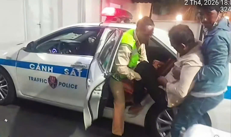 Lực lượng Cảnh sát giao thông dung xe ô tô chuyên dụng chở ông Trần Văn Ba đến bệnh viện cấp cứu. Ảnh: Cục Cảnh sát giao thông