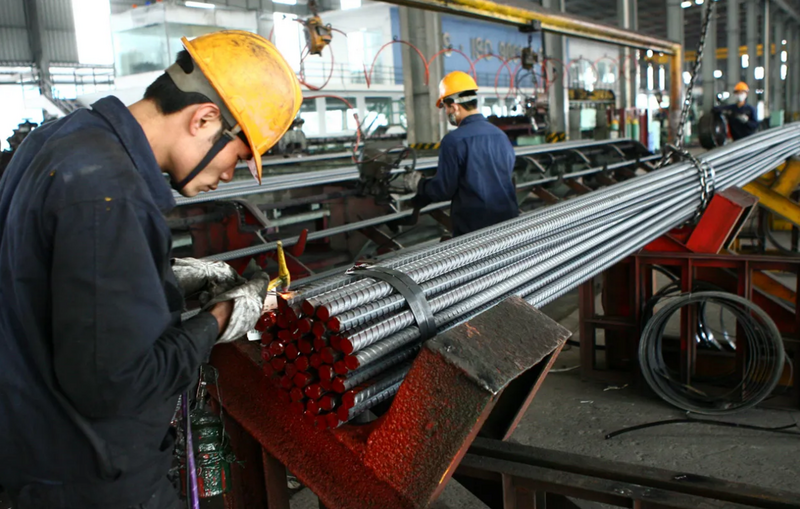 Áp lực chi phí và đơn hàng tăng chậm khiến doanh nghiệp thận trọng hơn trong hoạt động sản xuất. Ảnh minh họa