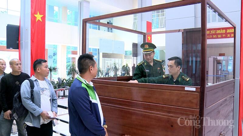 Cán bộ Trạm biên phòng Cửa khẩu quốc tế Trà Lĩnh làm thủ tục xuất nhập cảnh cho người dân. Ảnh: Đồng Cường