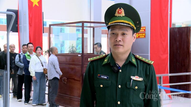 Đại úy Lê Văn Trường, Phó Trạm trưởng Trạm Biên phòng Cửa khẩu quốc tế Trà Lĩnh trao đổi thông tin với phóng viên Báo Công Thương. Ảnh: Đồng Cường