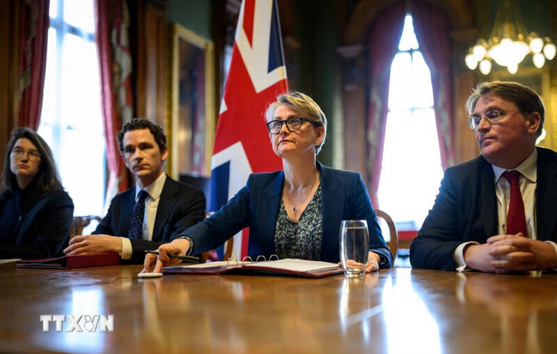 Ngoại trưởng Anh Yvette Cooper trong cuộc họp trực tuyến. Ảnh: TTXVN