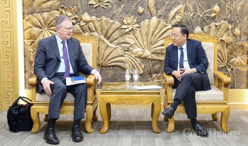 Thứ trưởng Nguyễn Hoàng Long trao đổi nhiều giải pháp với ông Kritenbrink nhằm thúc đẩy hợp tác đầu tư Việt Nam - Hoa Kỳ.