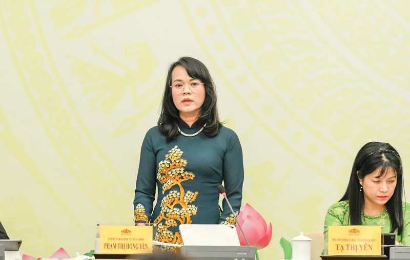 Bà Phạm Thị Hồng Yến, Ủy viên là Đại biểu Quốc hội hoạt động chuyên trách tại Ủy ban Kinh tế và Tài chính của Quốc hội phát biểu tại họp báo.