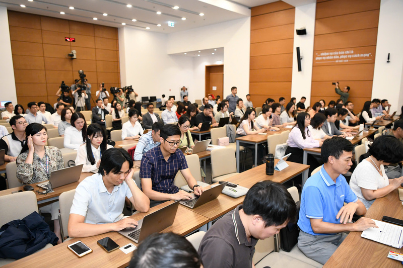 Đông đảo phóng viên các cơ quan báo chí tham gia họp báo.