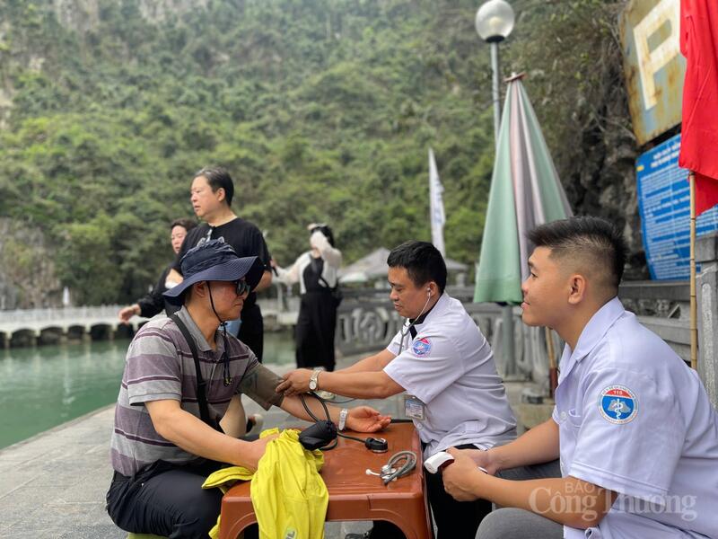 Các bác sĩ trực và đo huyết áp cho du khách sau khi trải nghiệm tham quan hang Đầu Gỗ trên vịnh Hạ Long, tỉnh Quảng Ninh.