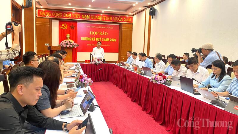 Các đại biểu tham gia họp báo thường kỳ tỉnh Quảng Ninh.