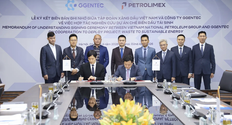 Chủ tịch Công ty GGenTec, ông Lee Hope và Phó Tổng Giám đốc Petrolimex Nguyễn Ngọc Tú ký biên bản ghi nhớ hợp tác nghiên cứu dự án chế biến dầu tái sinh