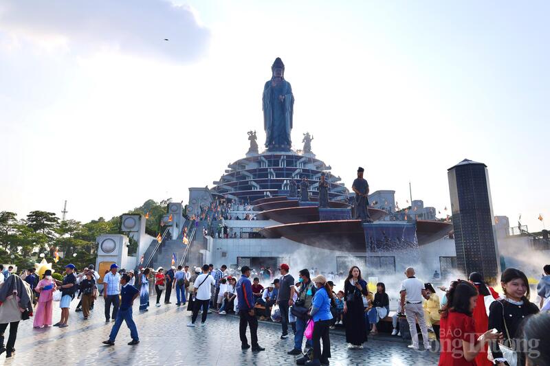 Khu du lịch quốc gia Núi Bà Đen trở thành điểm đến hấp dẫn đối với du khách.