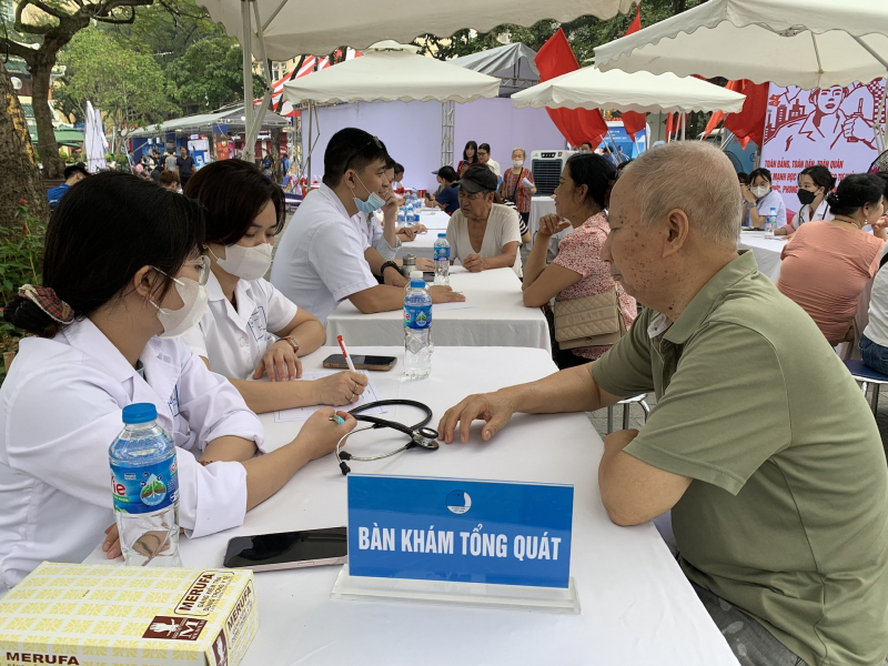 Người dân Hà Nội khám sức khỏe miễn phí.