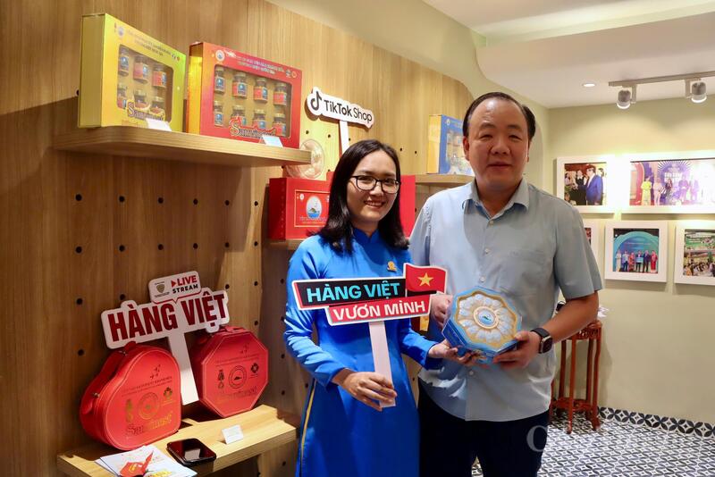 Ông Trần Hữu Linh tại gian trưng bày Sức sống hàng Việt số 4