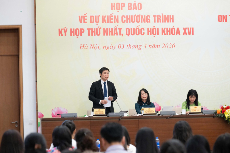 Đại biểu Quốc hội hoạt động chuyên trách tại Ủy ban Pháp luật và Tư pháp Hoàng Minh Hiếu thông tin về Luật Hộ tịch (sửa đổi). Ảnh: Cổng thông tin điện tử Quốc hội
