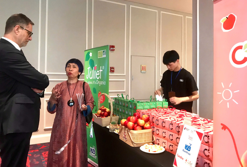 Nhiều sản phẩm hữu cơ của Pháp giới thiệu tới thị trường Việt Nam tại chương trình “Tastin’France”, trong đó có táo (Blue Whale). Ảnh: Bảo Thoa