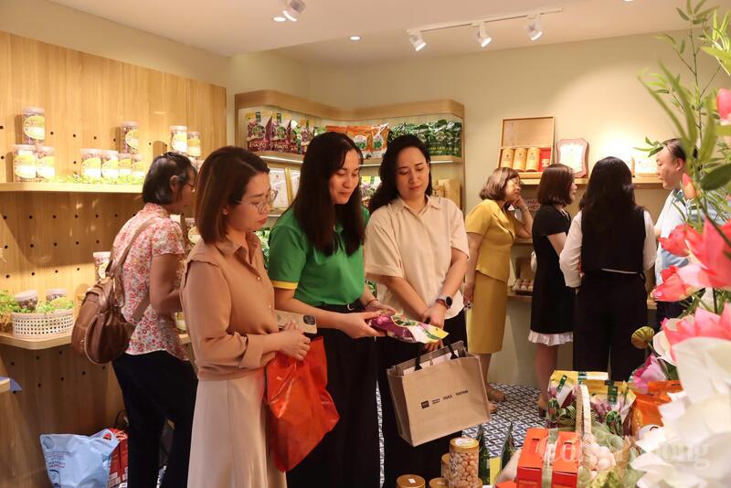 Người tiêu dùng thăm quan không gian trưng bày Sức sống hàng Việt